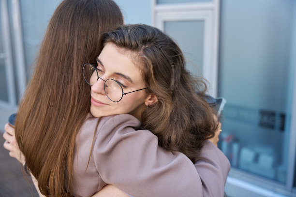两个年轻人紧紧地拥抱在一起图片下载