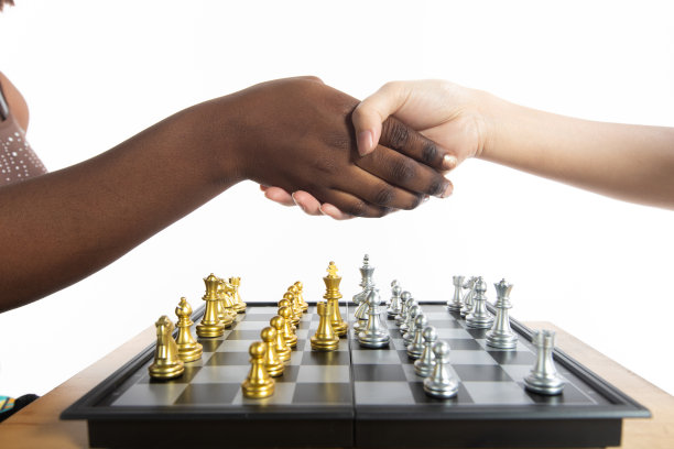 多民族的年轻女性在一起握手聚会，她们表现出商界朋友团队的和谐，有积极的表达一致。商业不分种族团结理念。白色背景隔离图片下载