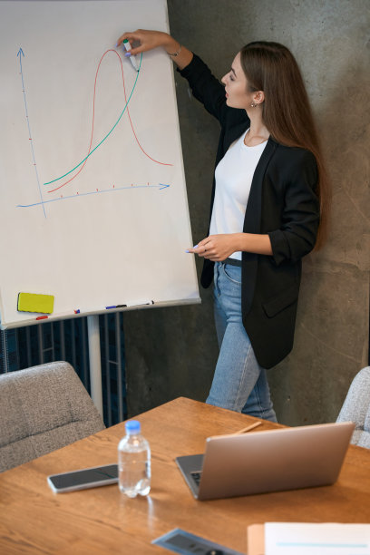 女企业家在网上向观众做商业演示图片下载