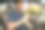 出租车司机在车里吃汉堡，因为早上交通很糟糕。在车里吃汉堡图片下载