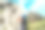 在Paklenica的岩壁之间，戴着防护头盔、肩上有攀岩绳的登山者正在用现代智能手机拍摄悬崖照片。积极的极限运动时间消费理念图片下载