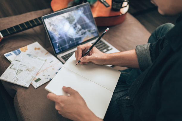 旅行者制定旅行计划并撰写旅行计划、旅行费用
或者找到旅行路线。旅行的概念。图片下载