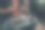 男人们拿着耳机，坐在家里的沙发上听音乐，检查音乐创作者的旋律。放松的家的概念。图片下载
