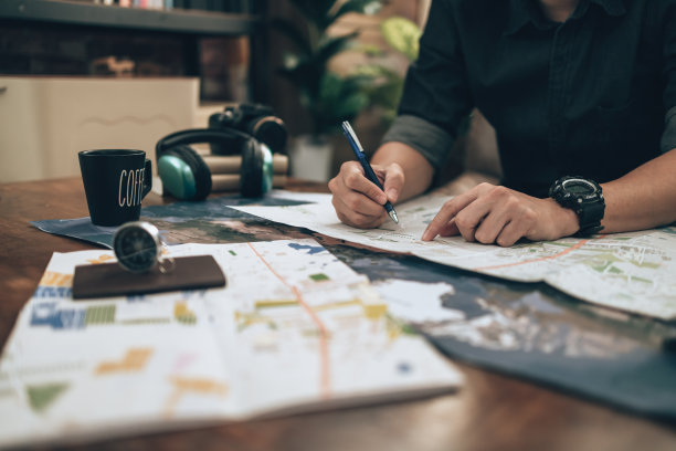旅行者计划旅行，在地图上指指点点，或者寻找旅行路线。旅行的概念。图片下载