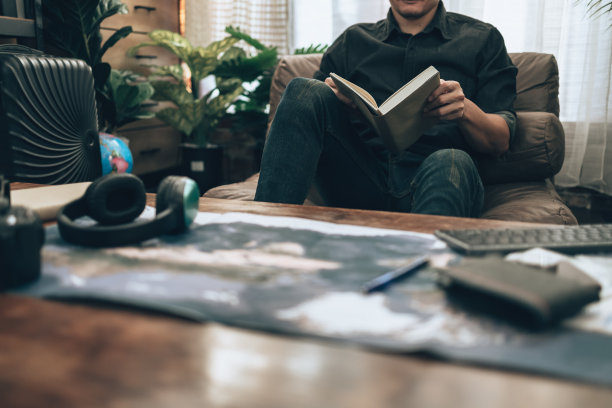 旅行者计划旅行，阅读旅游书籍，寻找旅游路线。旅行的概念。图片下载