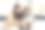 两个女商人在公司办公桌旁用笔记本电脑开会。两个年轻的女性自由职业阅读金融图表策划分析市场数据。亚洲人团队工作办公室公司。图片下载