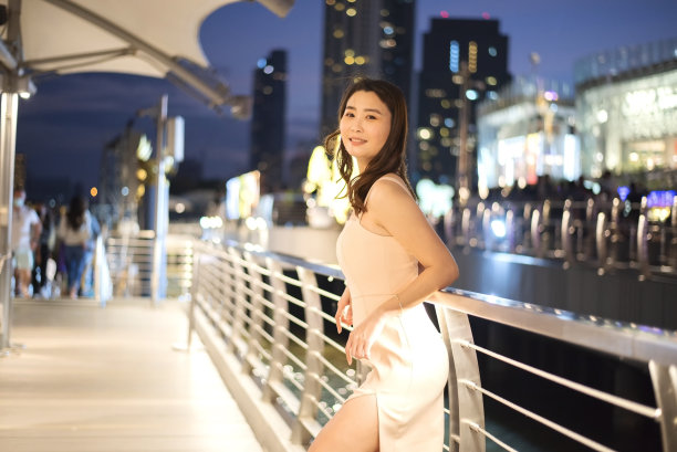 亚洲年轻女性庆祝新年、彩灯、圣诞节图片下载