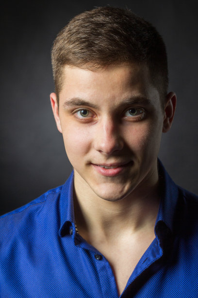 肖像的胡子男子与紧张的目光站在一个黑色背景的黑房间。图片下载