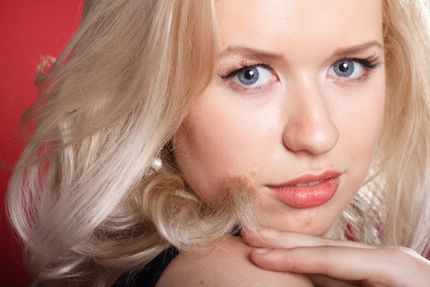 时尚工作室画像年轻美丽的女模特躺在黑色性感的衣服上的纺织背景。漂亮女孩苗条身材的魅力照片。图片下载