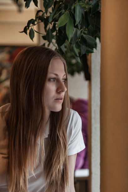 画像犹太年轻女子在家里，思考和看着窗户。漂亮的女士穿着休闲的衣服在舒适的客厅里消费。观念积极情绪，家庭感觉。复制文本空间图片下载