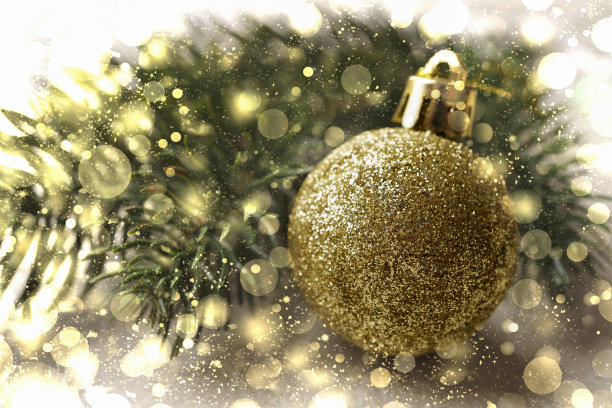 带有圣诞金球的新年贺卡图片下载