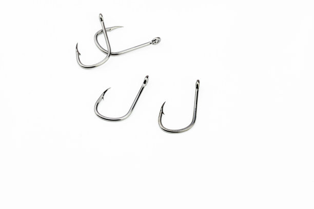 孤立在白色背景上的一组或一堆鱼钩图片下载
