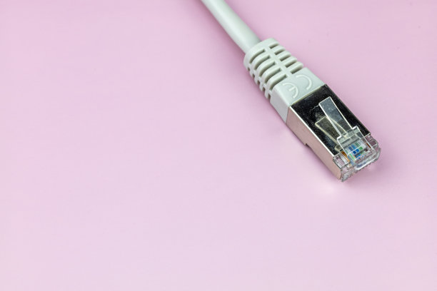 网线rj45，隔离在彩色背景上图片下载