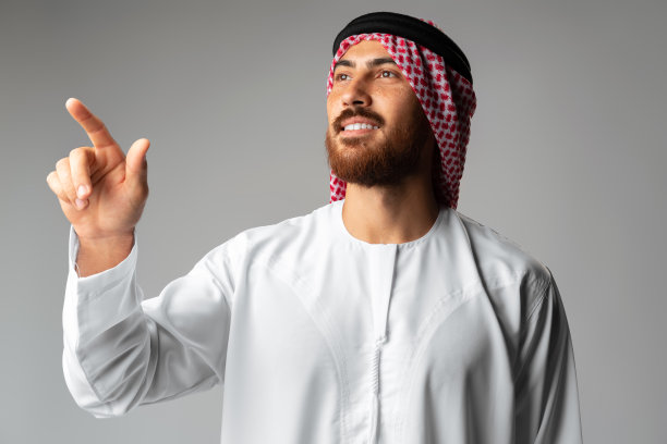年轻的阿拉伯人用手在灰色背景上复制空间图片下载