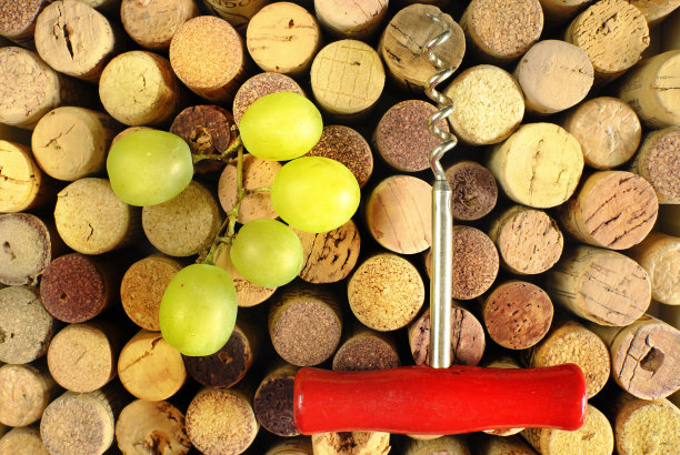 葡萄酒和香槟的软木塞，开瓶器和葡萄。酒与秋的概念，免费复制空间。图片下载