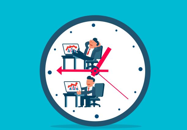 低生产率，低效率vs高生产率和高效率，懒惰的商人坐在办公椅上的时钟睡觉，勤奋的商人努力工作，时间控制和管理图片下载