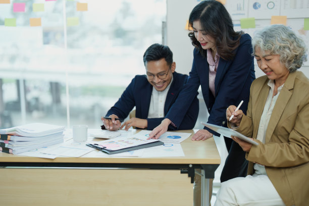 亚洲企业家和商界人士在会议室开会，进行商业计划、财务预算和投资风险评估，分析客户群体，以促进公司增长图片下载