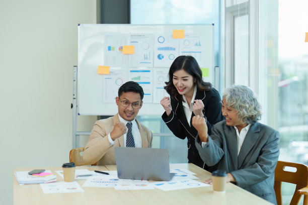 企业家和一群亚洲企业家很高兴在营销策划方面取得成功。成功超过目标集。有奖金和不错的薪水图片下载