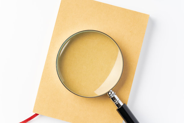 白底的书和放大镜图片下载