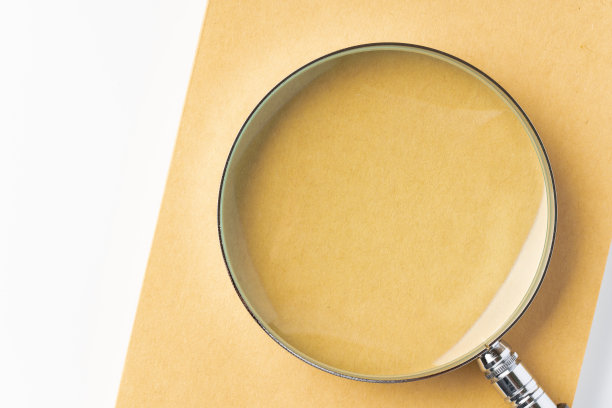 白底的书和放大镜图片下载