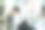 一个女人坐在图书馆里看书。图片下载