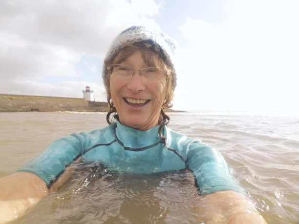 成熟女人在海里冷水游泳图片下载