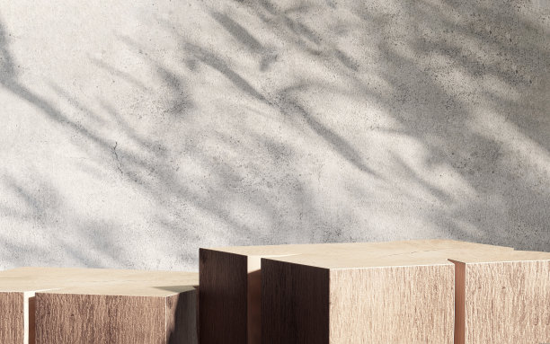 优雅的木制方形底座台与阳光和留下阴影的白色混凝土墙图片下载