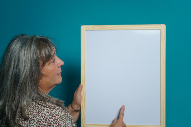 拿着白板贴文字的妇女图片下载