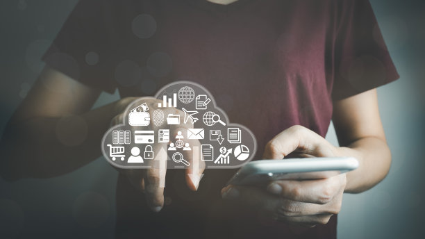 概念全球数据连接与互联网技术，用户使用智能手机进行在线交易通过互联网技术，大数据，数据库管理，云计算，无现金社会。图片下载