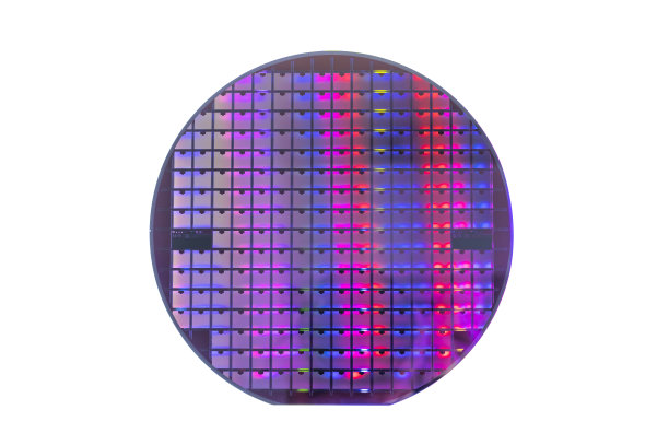 芯片隔离在白色背景上的硅片图片下载