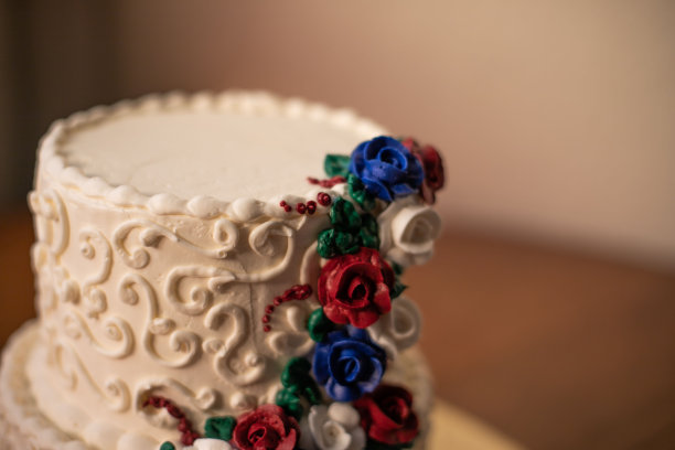 用彩色奶油花装饰的蛋糕的特写图片下载