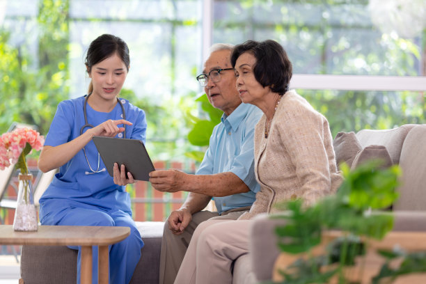 亚洲女医生在养老院工作，为患者提供咨询服务，解释健康问题的症状，帮助老年家庭诊断和症状，老年护理的概念，健康护理和保险。图片下载