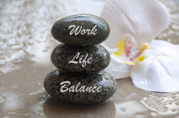 工作生活平衡文字刻在石头上。新的工作方式。概念。图片下载