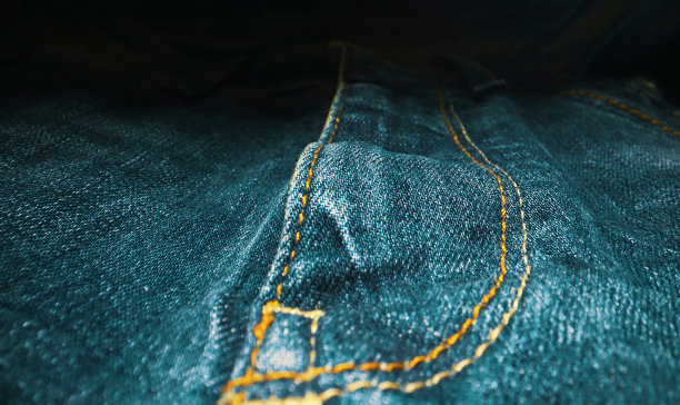 牛仔蓝色牛仔裤面料质感。特写镜头。图片下载