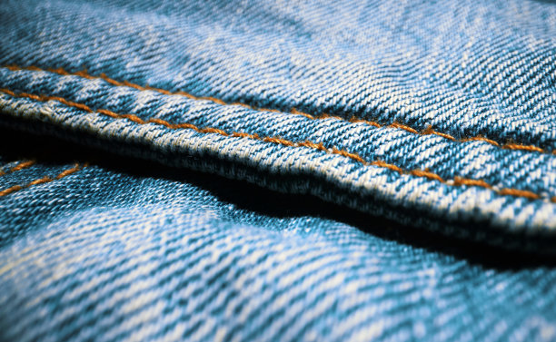 牛仔蓝色牛仔裤面料质感。特写镜头。图片下载