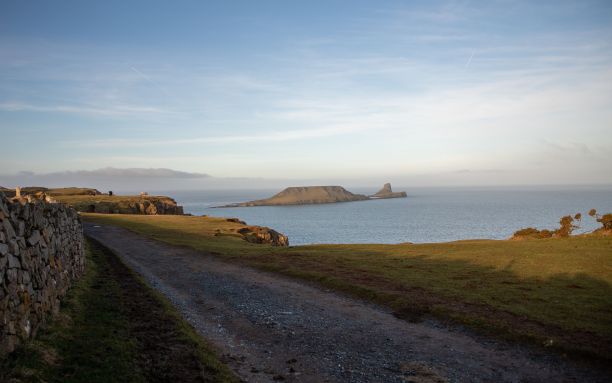 从公路到大海和小岛的美丽景色。图片下载