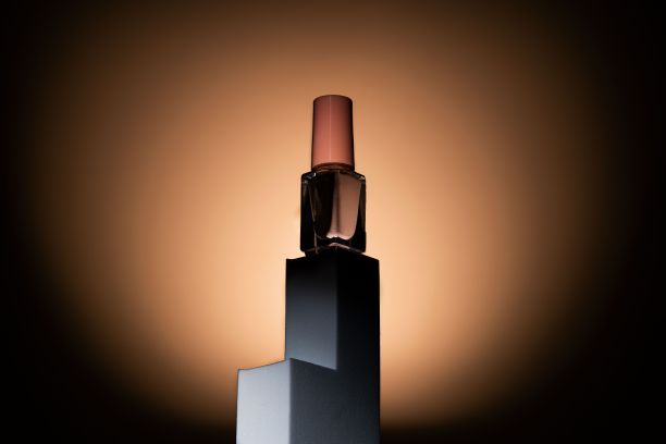 在明亮的背景上，一个指甲油在3D几何形状上的特写镜头-非常适合做广告图片下载