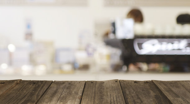 木质桌面与模糊咖啡店或咖啡馆餐厅。本空间图片下载