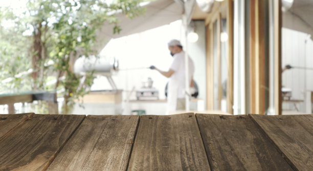 木质桌面与模糊咖啡店或咖啡馆餐厅。本空间图片下载