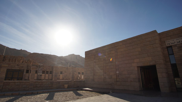 卢克索帝王谷悬崖区著名旅游景点：埃及法老陵墓遗址图片下载