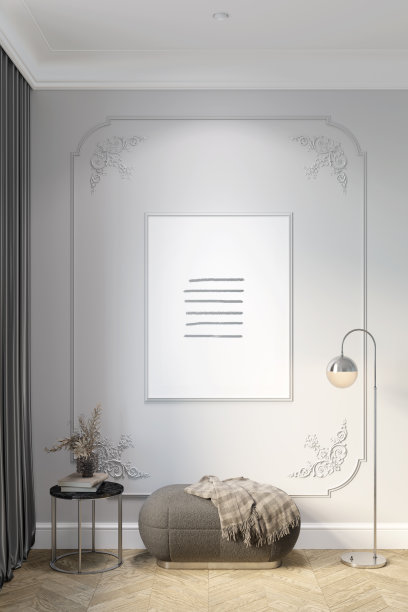 舒适经典的室内装饰，墙上的垂直海报，花瓶里的花和窗帘附近的咖啡桌上的装饰，温暖的格纹在奥斯曼，金属落地灯在拼花地板上。图片下载