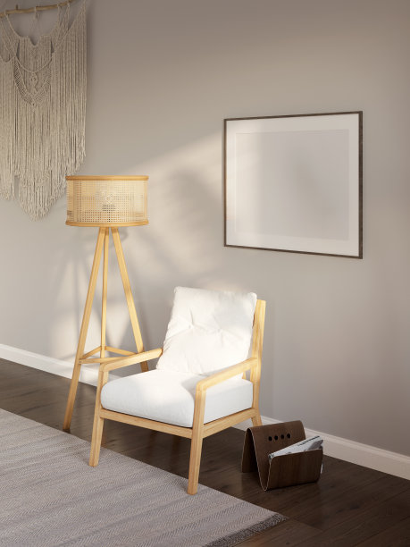 阳光明媚的房间，米色墙壁上有空白的横海报和流苏，报纸架在扶手椅旁，扶手椅上有白色靠垫，木制落地灯有藤帘，深色木地板上铺着地毯。图片下载