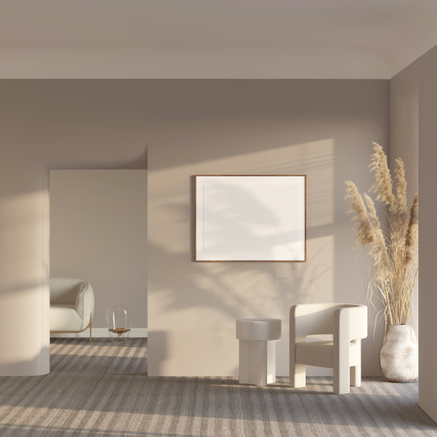 现代感十足的室内装饰，米色的墙上挂着一张空白的卧式海报，墙上有一束阳光，咖啡桌，扶手椅，窗户附近有大的小花柱，通往房间的门口有一盏玻璃灯，旁边有一张白色沙发。图片下载