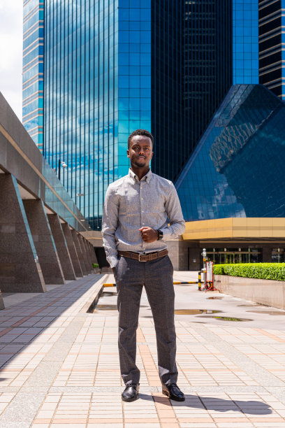英俊的年轻黑人男子在城市户外的画像图片下载