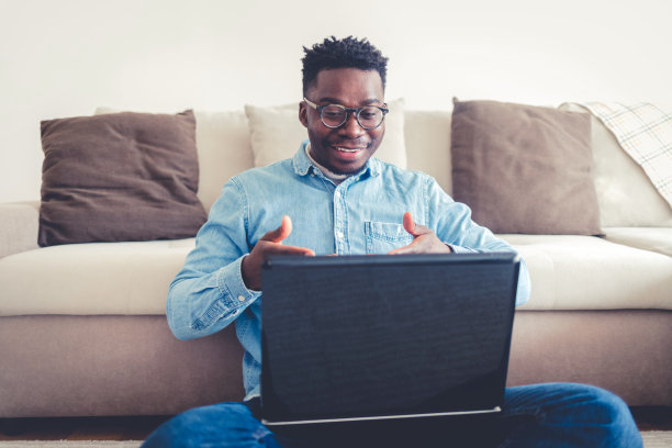 成功的自由职业者在电脑上工作，而呆在家里。图片下载