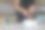 女人用刨丝器切胡萝卜图片下载