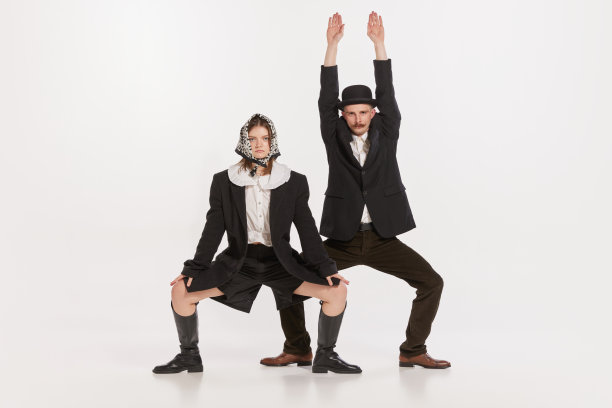 时尚和有趣的人像在秋季服装摆姿势孤立的白色工作室背景图片下载