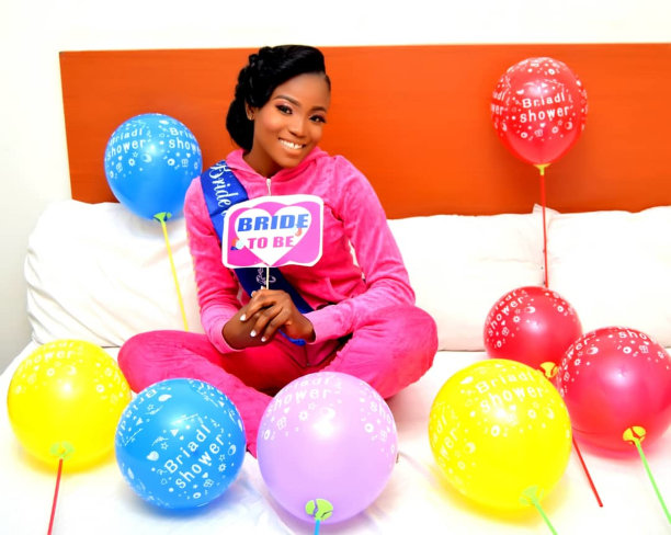 新娘新娘送礼会照片图片下载