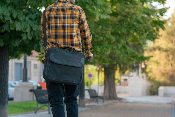 一个年轻人骑着电动摩托车穿过公园图片下载