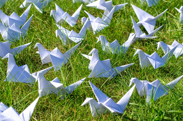 日本1000折折纸鹤在新鲜的草地上图片下载